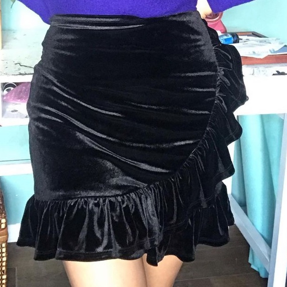 Black velvet ruffled mini skirt !
